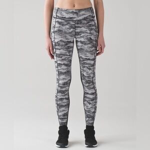 Lululemon Speed Tight V Black/White Size 4 Like-New Condition